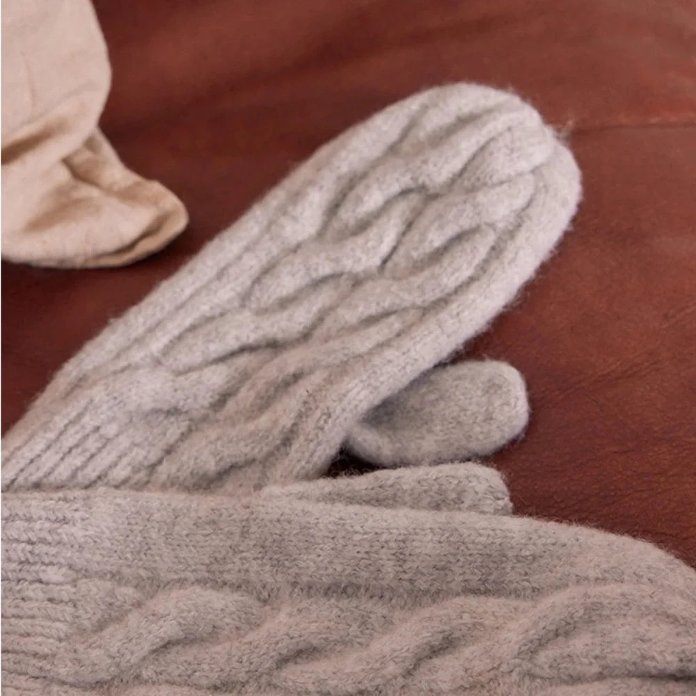 New GREY‎ CABLE KNIT MITTENS